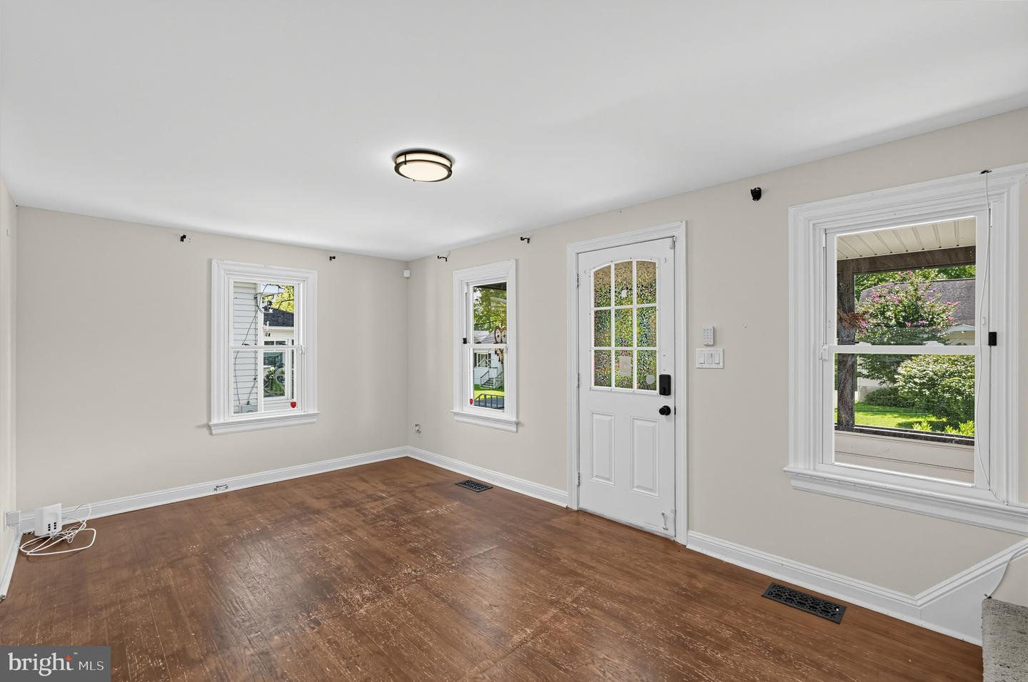 9 Laurel Ave Property Photo 5