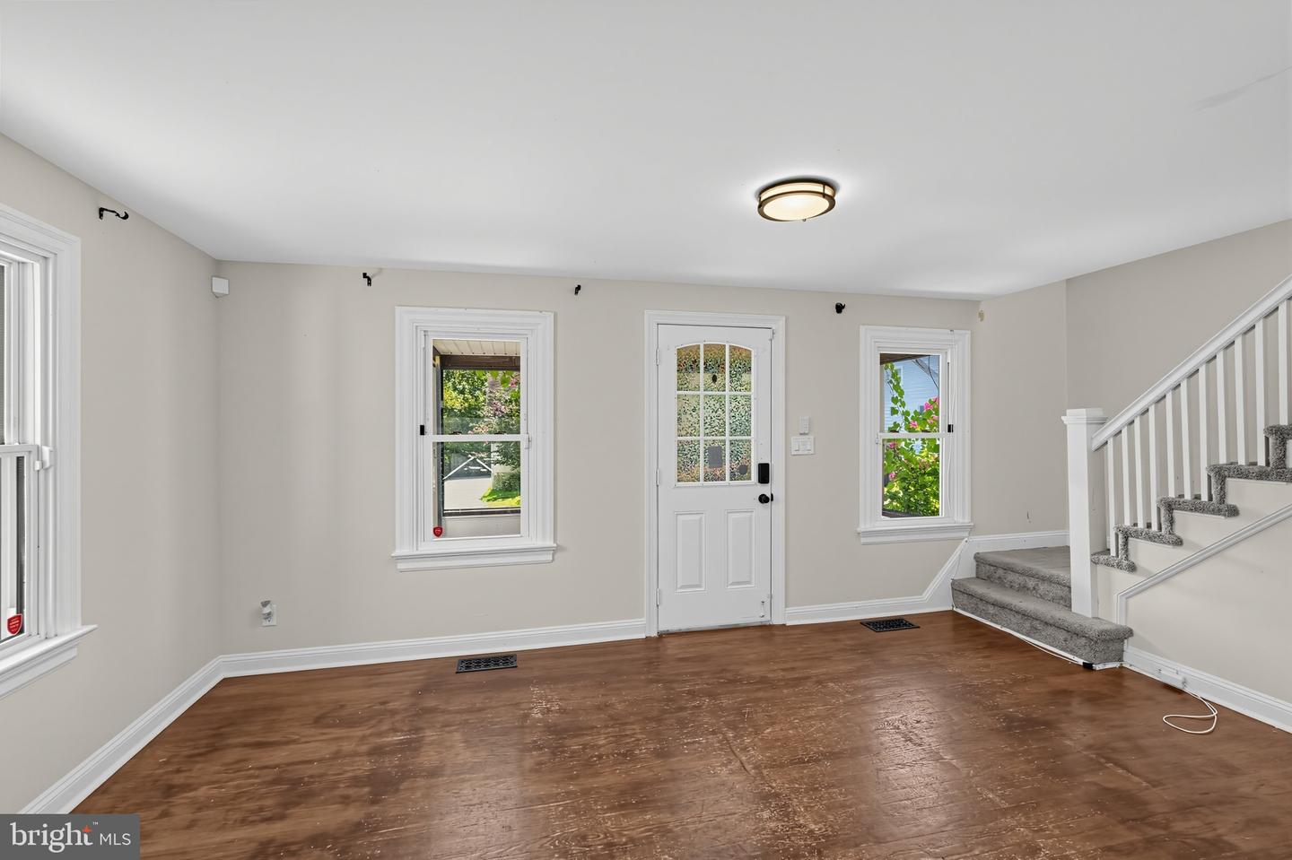 9 Laurel Ave Property Photo 6