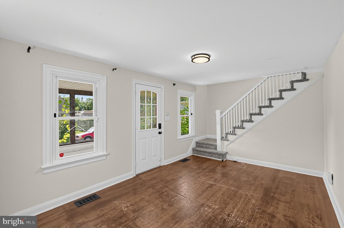 9 Laurel Ave Property Photo 7