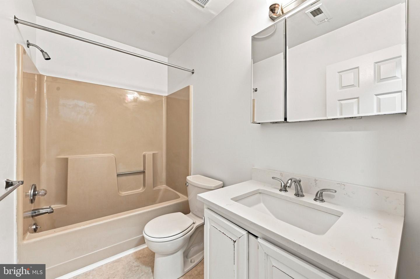 506 9th St #3b Property Photo 4