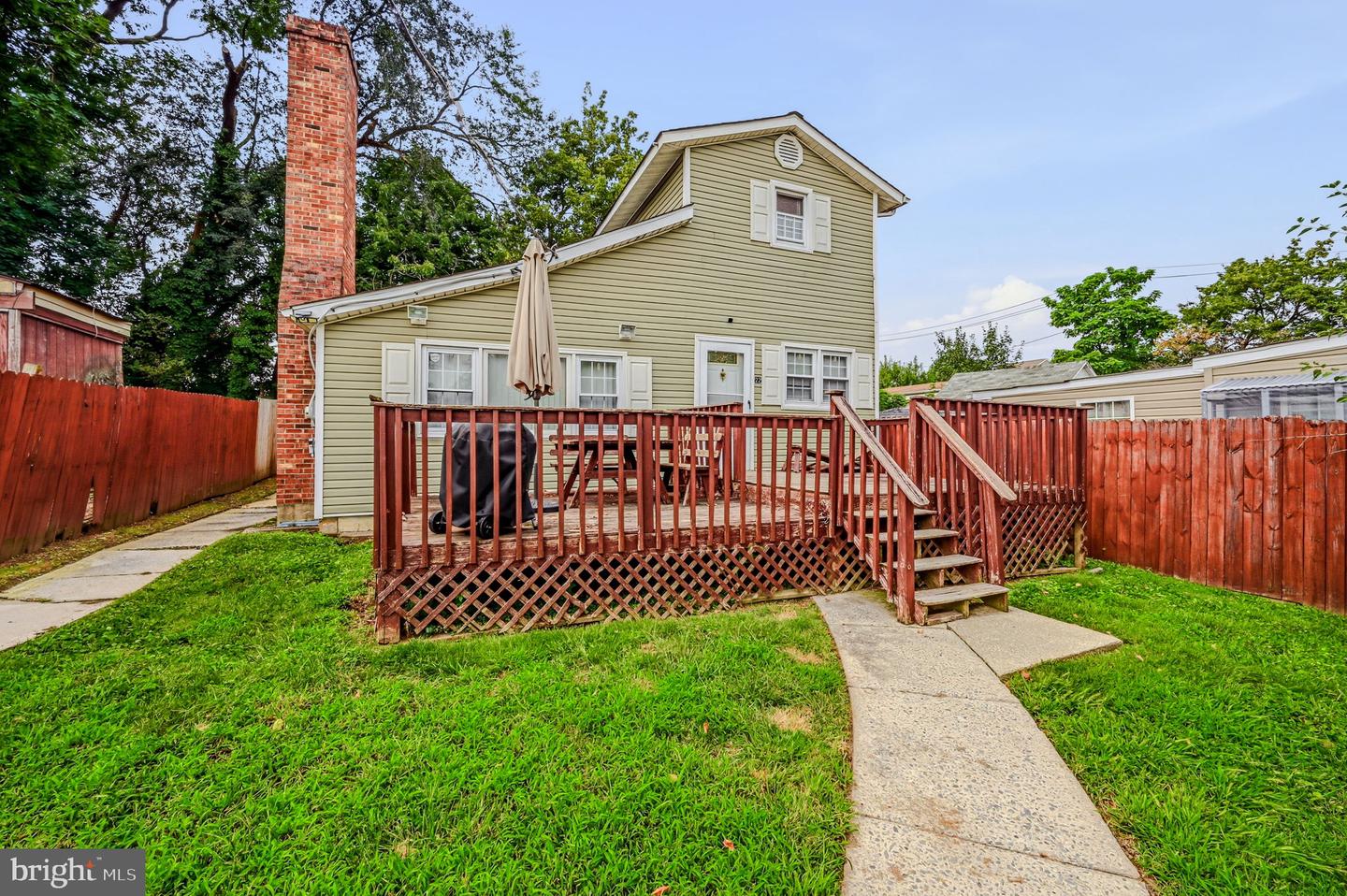 22 W Hazeldell Ave Property Photo 1
