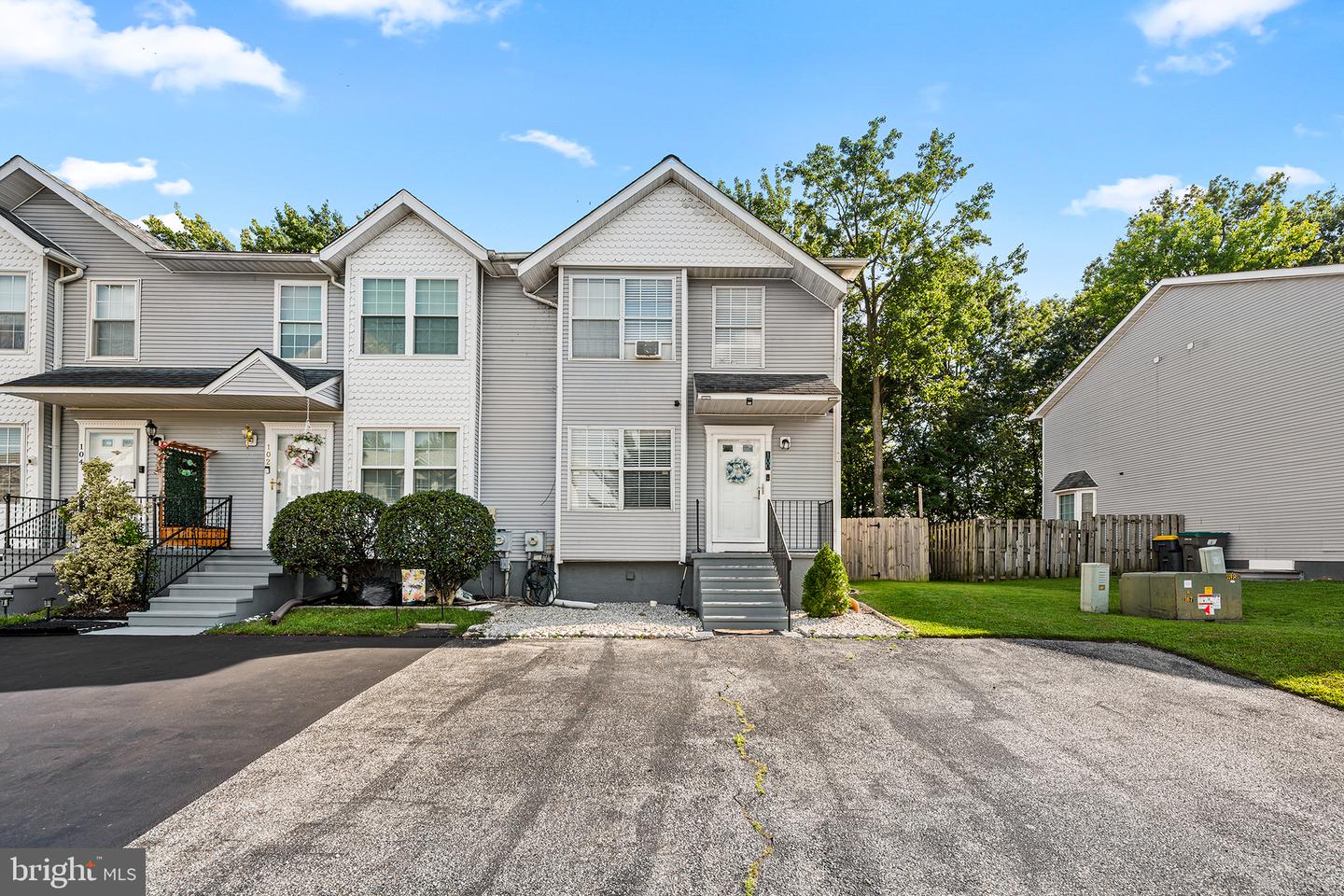 100 Britain Ct Property Photo 1