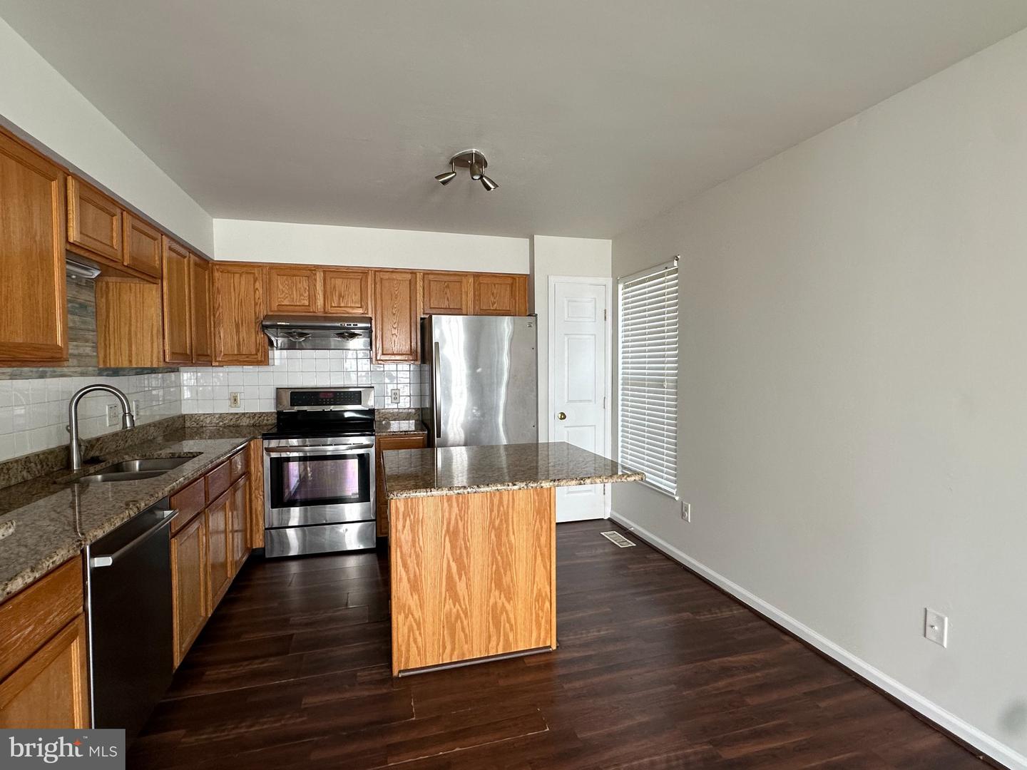 108 Steven Ln Property Photo 4