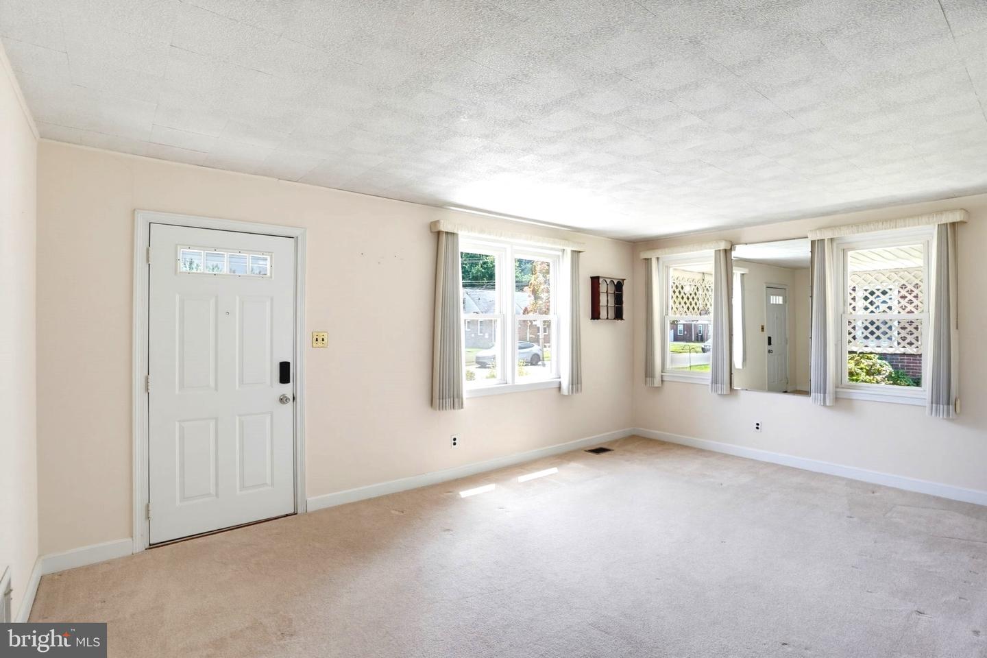 15 Garden Ln Property Photo 2