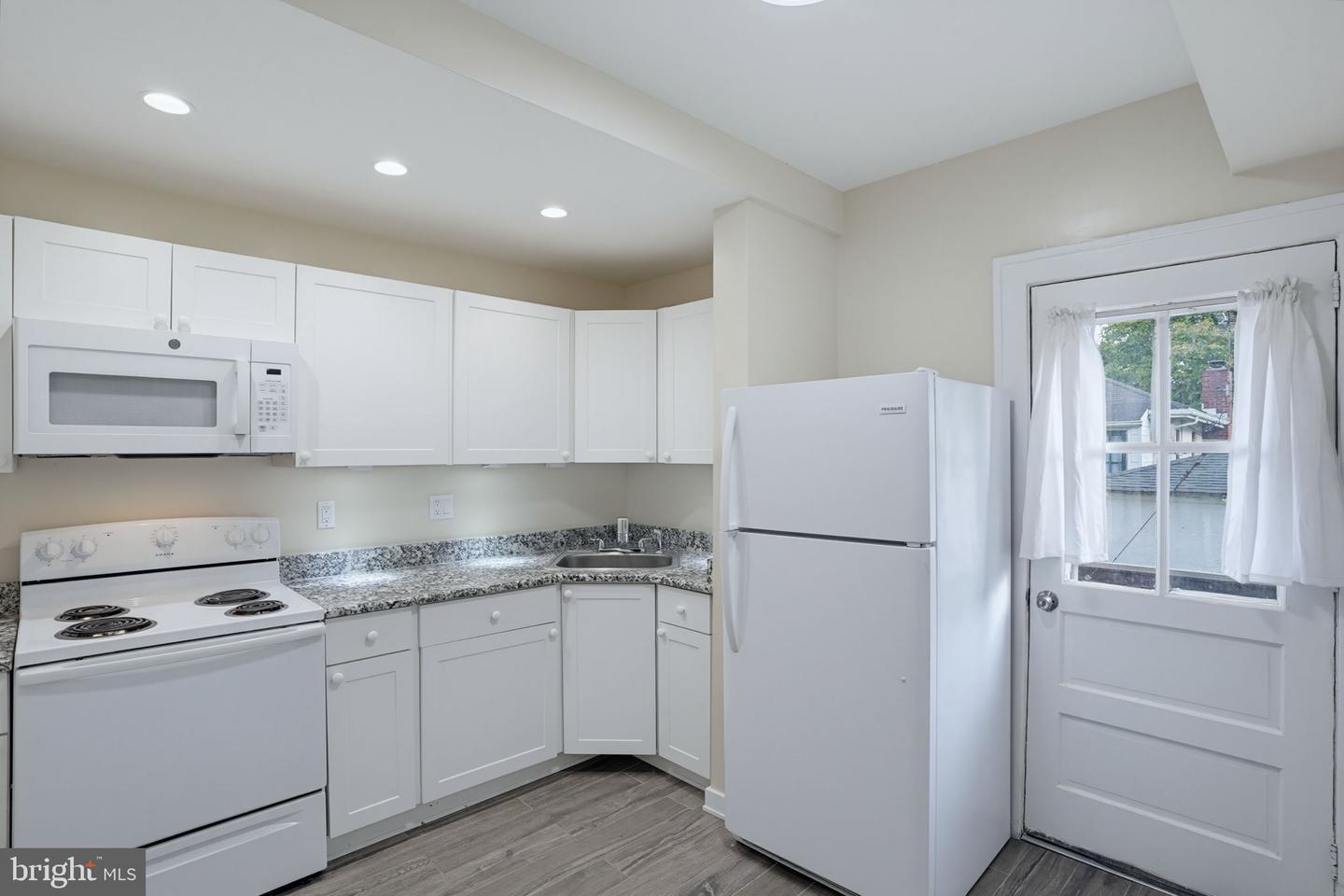 611 Deemer Pl Property Photo 18