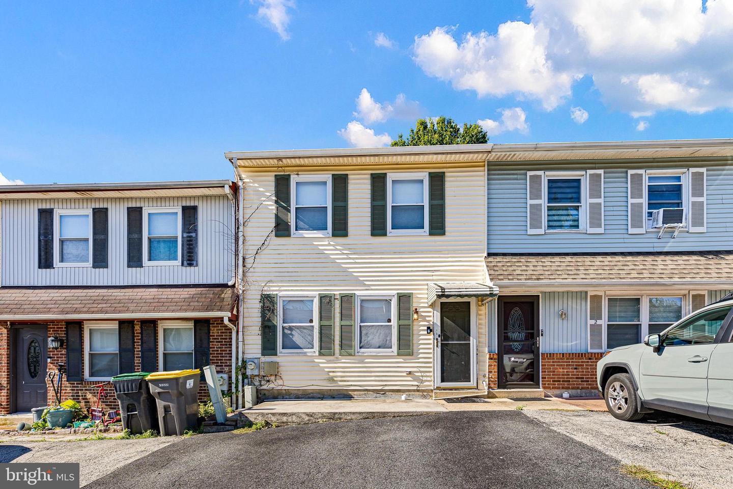 4 MARGIT LN Property Photo 1