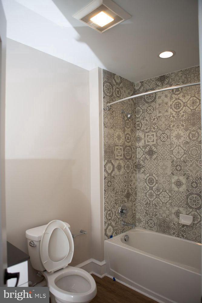 216 W 9th St #301 Property Photo 4