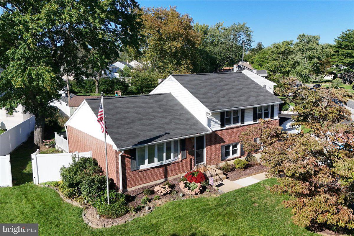 1803 Gravers Ln Property Photo 2