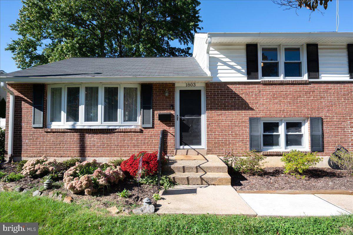 1803 Gravers Ln Property Photo 3