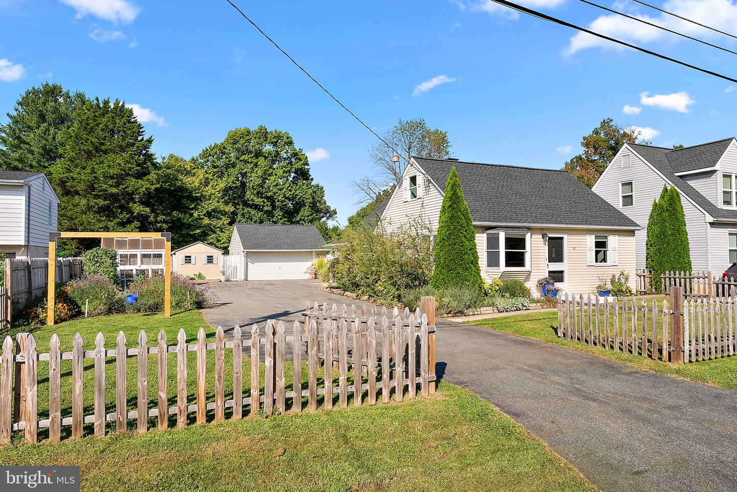 17 MAPLE AVE Property Photo 1