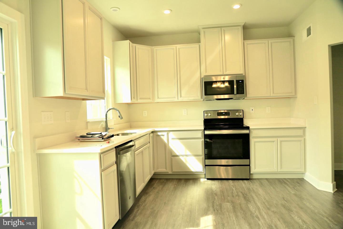 1331 Darling Dr Property Photo 4