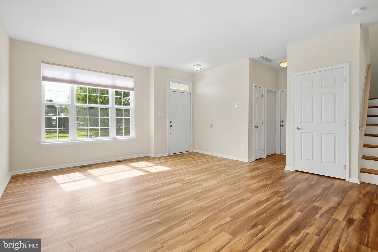 54 Maureen Way Property Photo 5