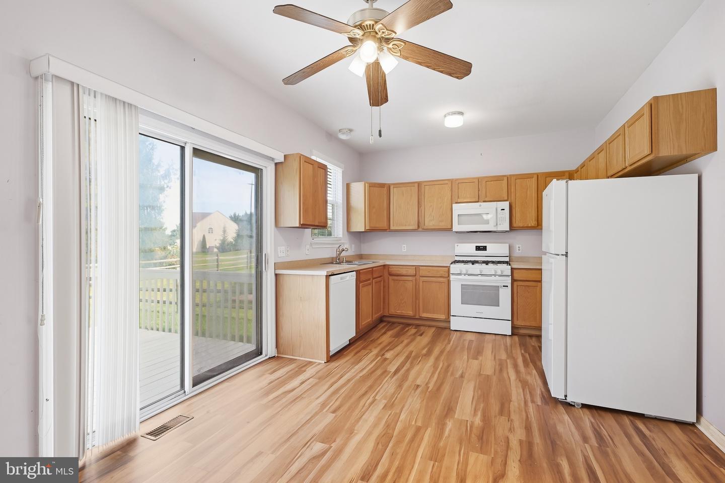 54 Maureen Way Property Photo 6