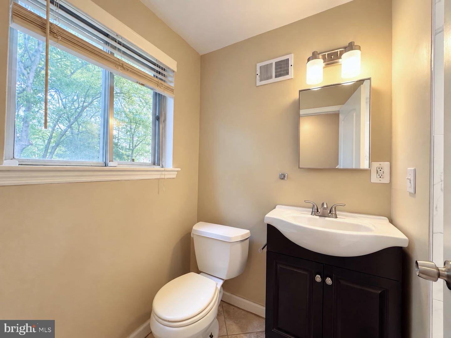 820 Leeds Ln Property Photo 18