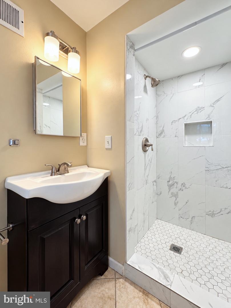820 Leeds Ln Property Photo 20