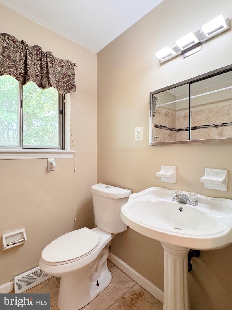 820 Leeds Ln Property Photo 30