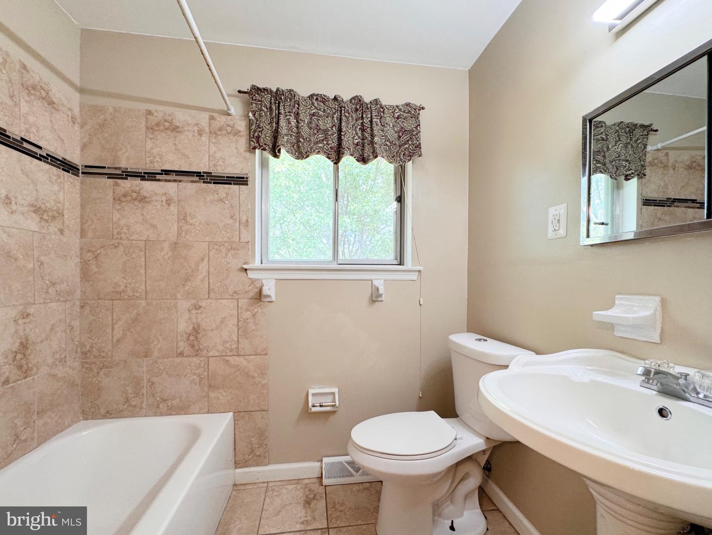 820 Leeds Ln Property Photo 31