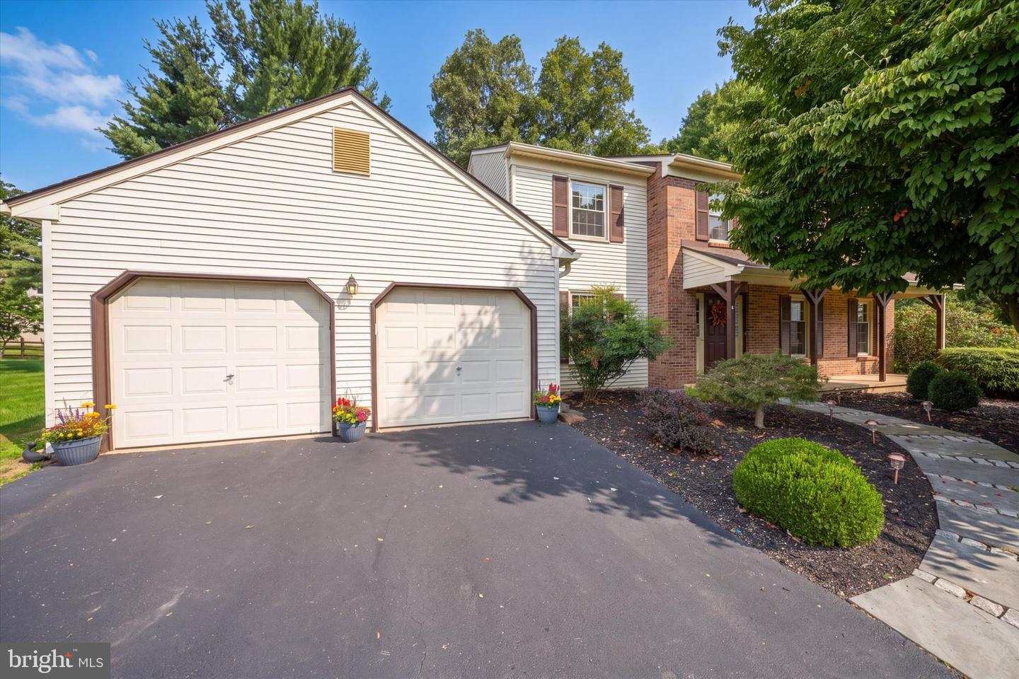 9 ROUND TREE CIR Property Photo 1