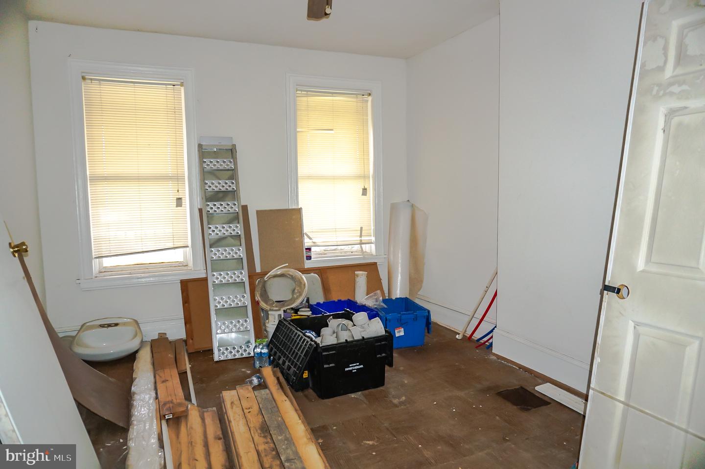 412 W 30th St Property Photo 15