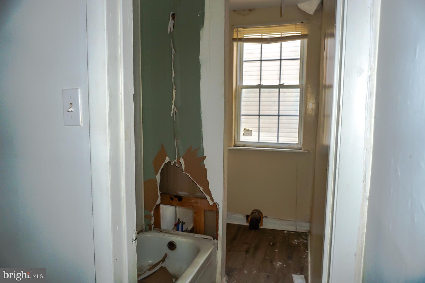 412 W 30th St Property Photo 17