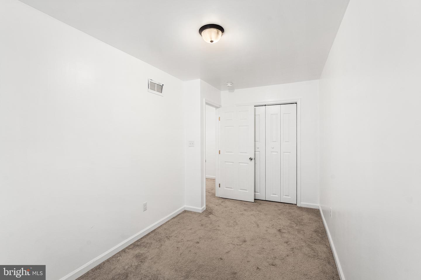 641 S Connell St Property Photo 16