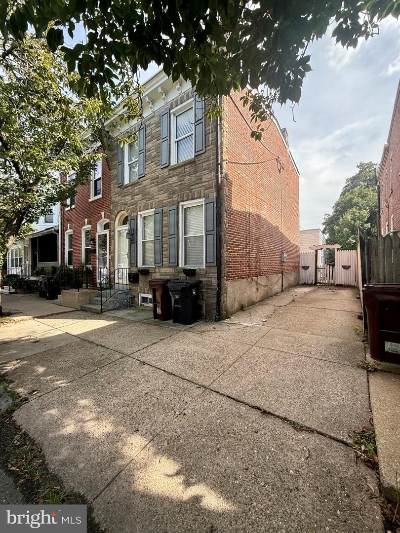 1906 N Scott St Property Photo 2