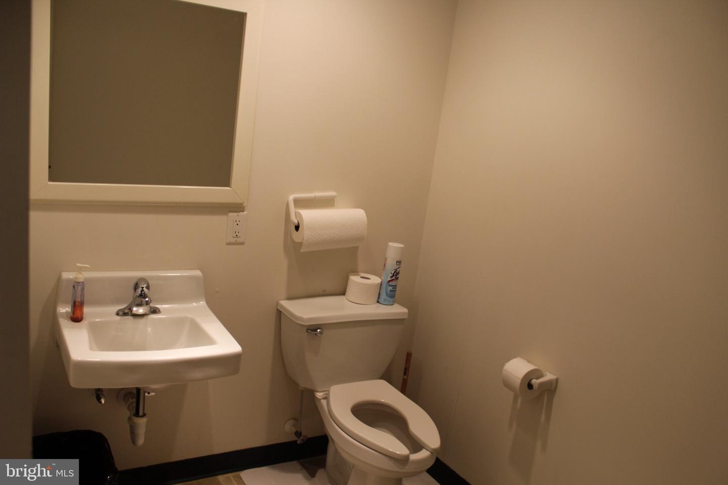 17493 Nassau Commons Blvd Property Photo 10
