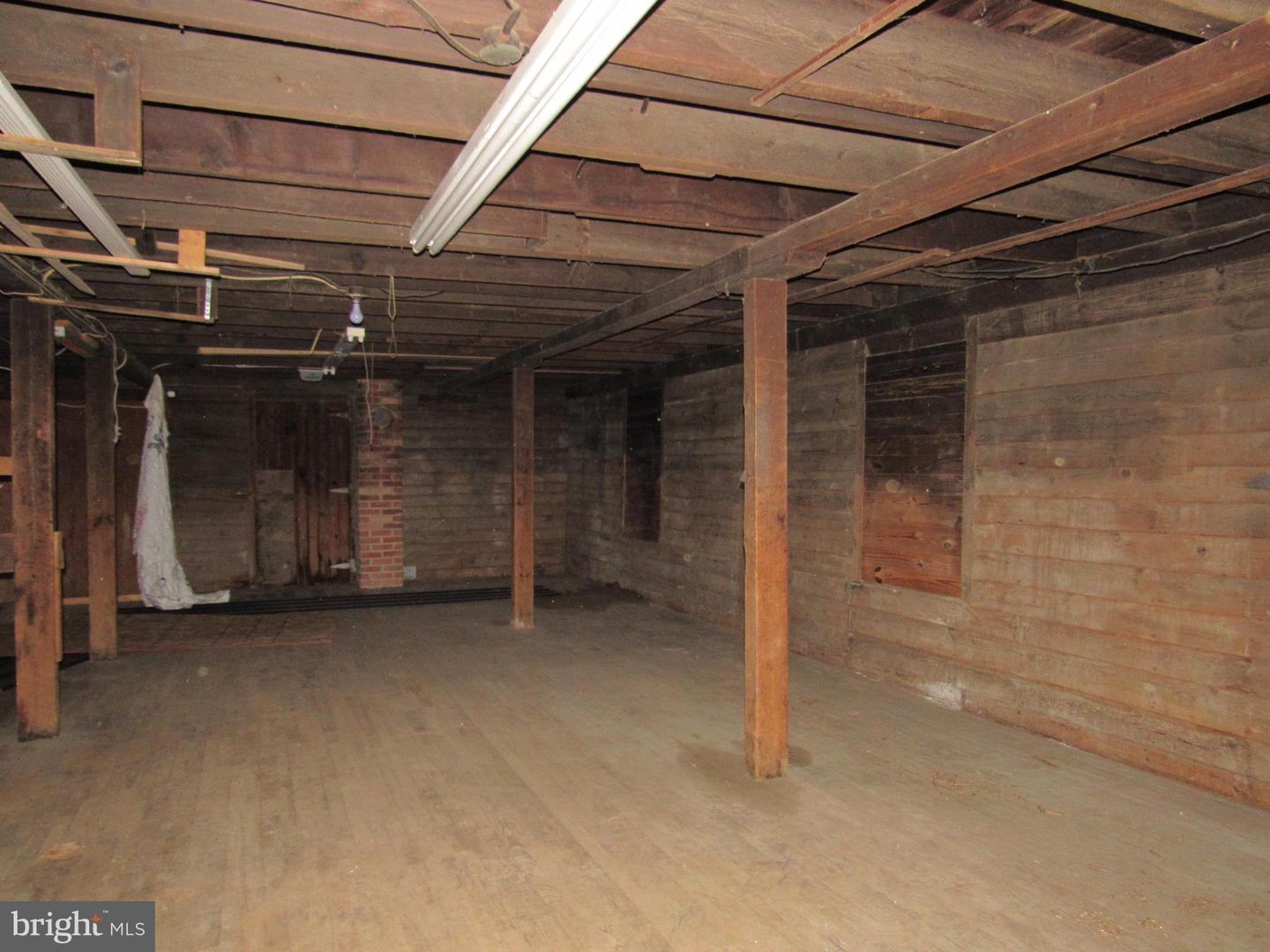112 W 10th St Property Photo 10