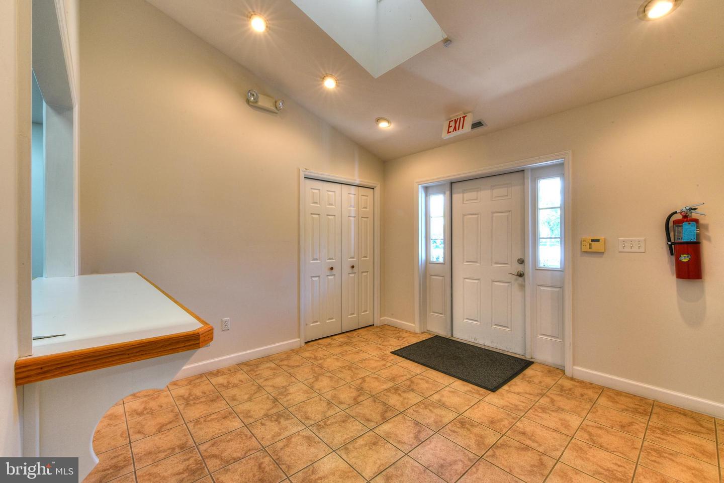 17503 Nassau Commons Blvd Property Photo 6