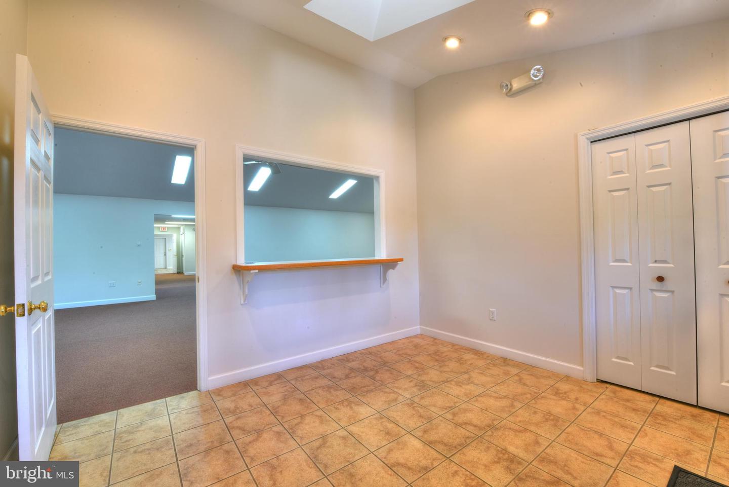 17503 Nassau Commons Blvd Property Photo 7