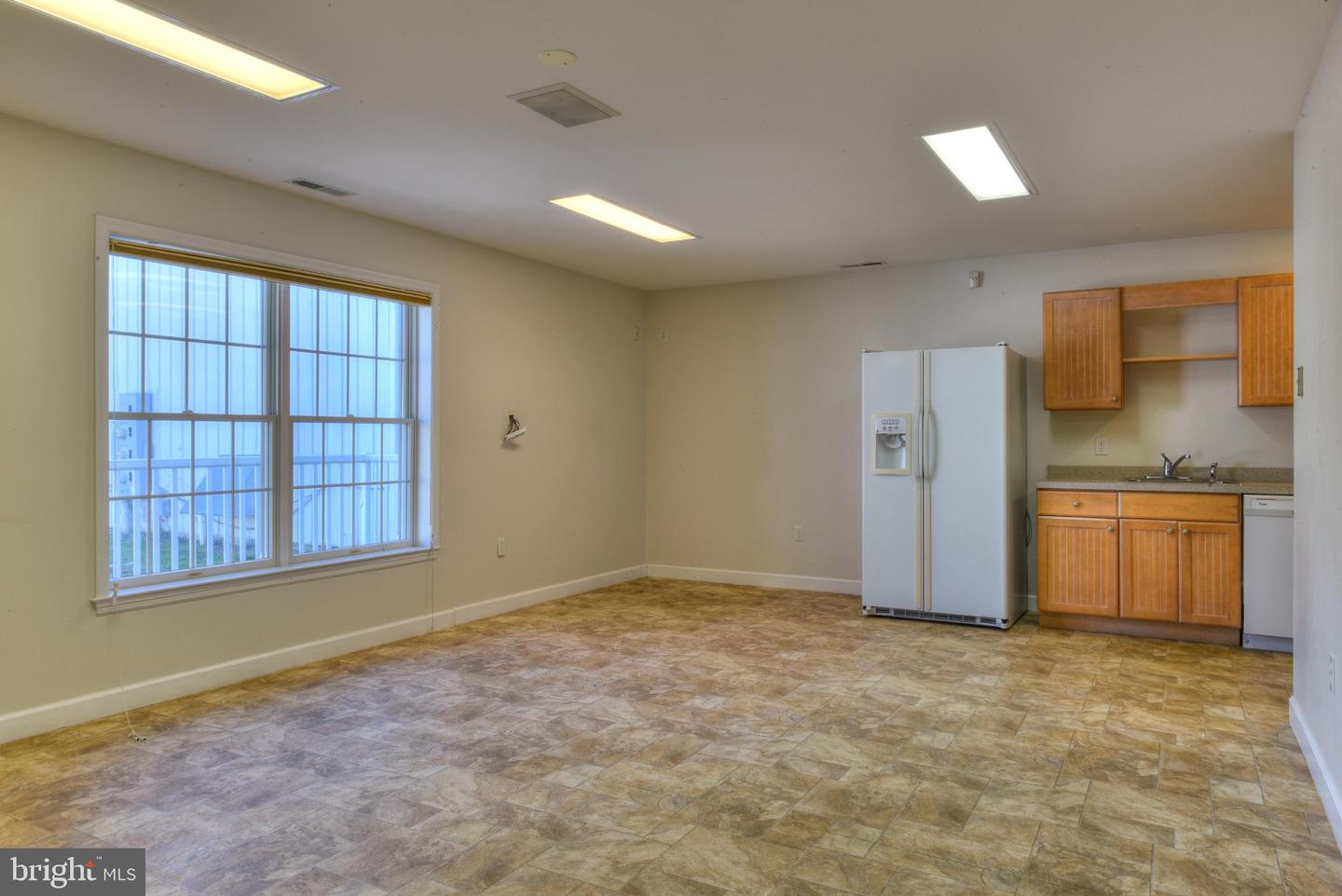 17503 Nassau Commons Blvd Property Photo 9