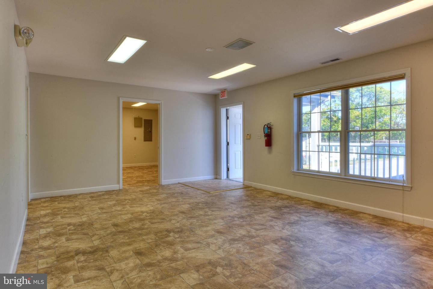17503 Nassau Commons Blvd Property Photo 10