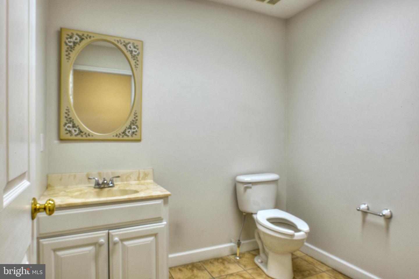 17503 Nassau Commons Blvd Property Photo 11