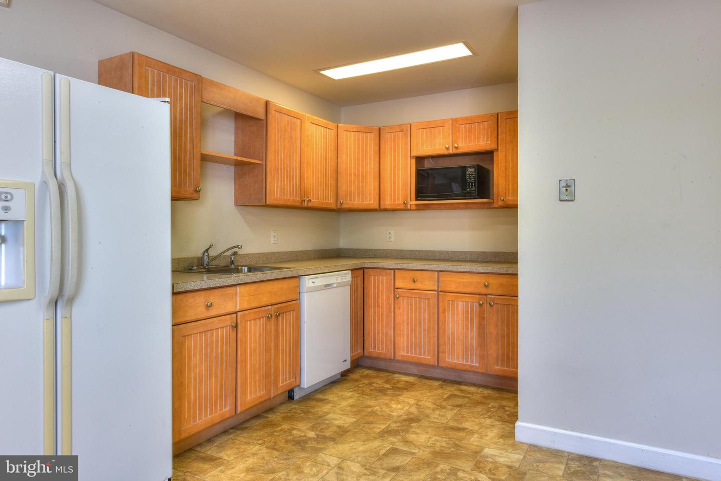 17503 Nassau Commons Blvd Property Photo 14
