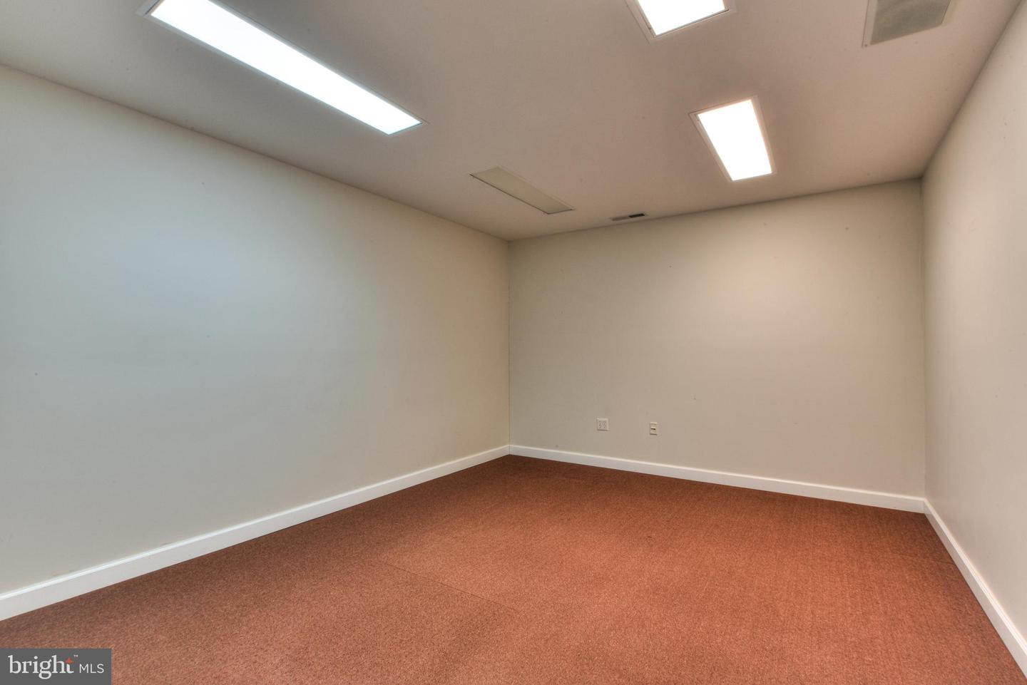 17503 Nassau Commons Blvd Property Photo 18