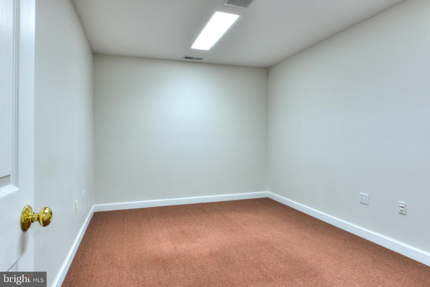 17503 Nassau Commons Blvd Property Photo 21