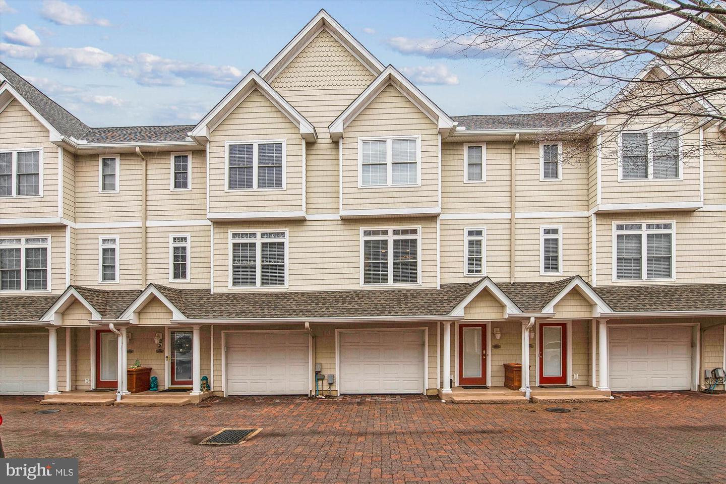 Bella Vista Townhomes Real Estate Listings Main Image