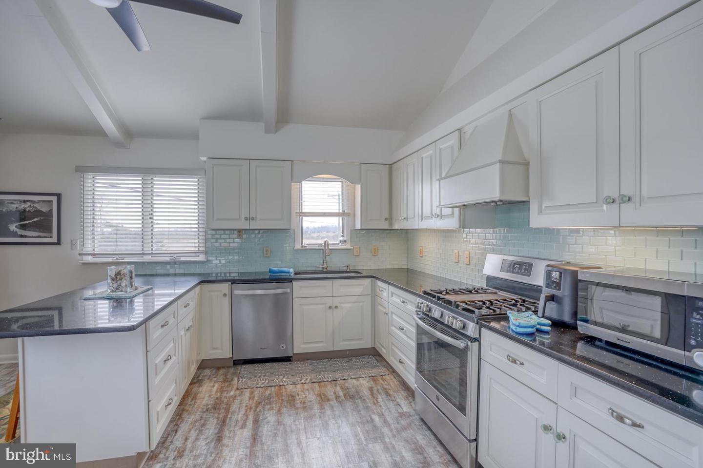 350 Bay Ave Property Photo 18