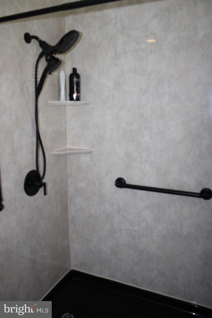 350 Bay Ave Property Photo 28