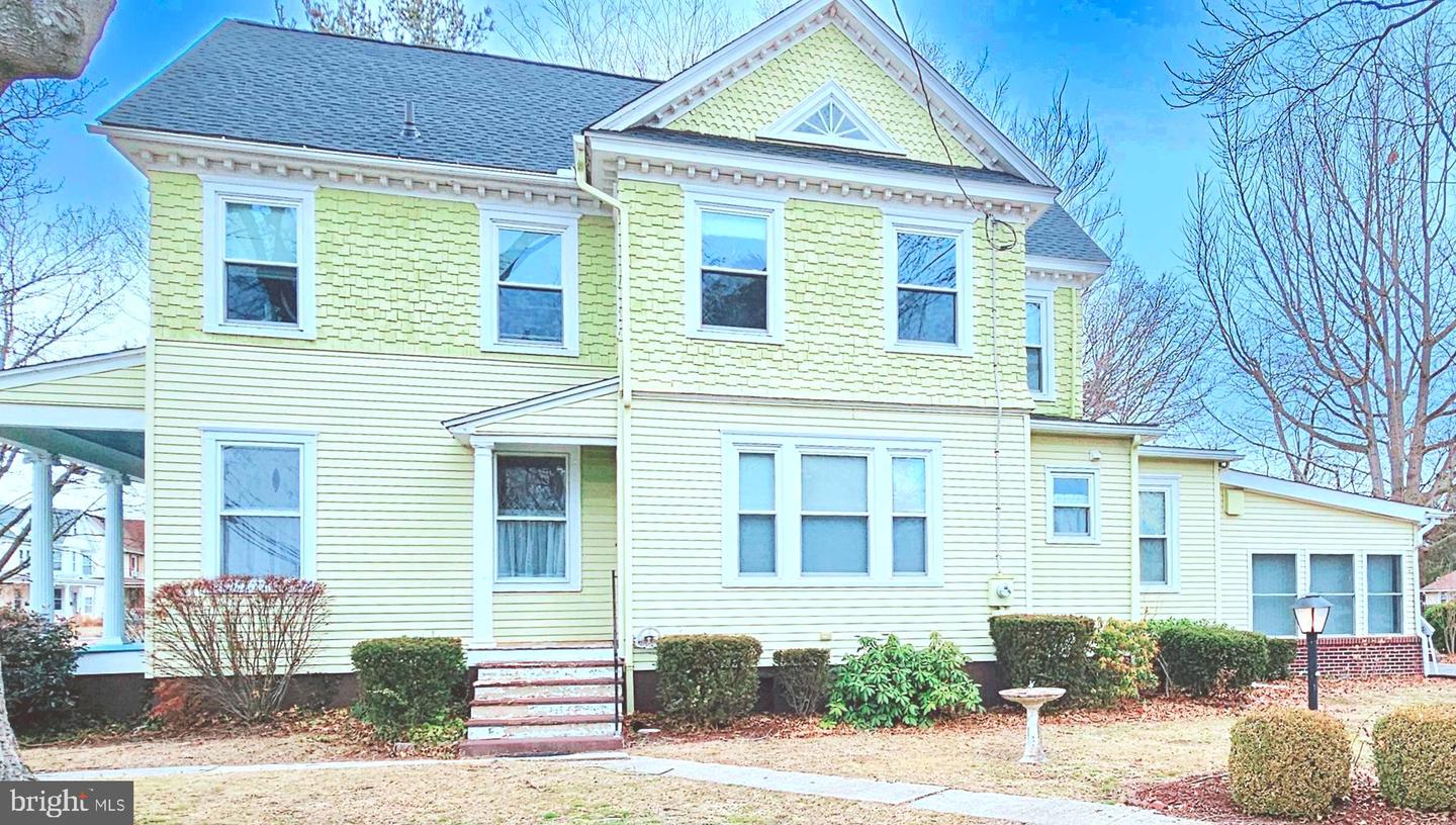 321 S Walnut St Property Photo 4