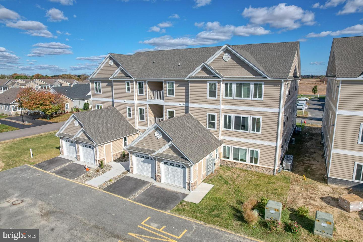 4902 E Pebble Ln #e Property Photo 1