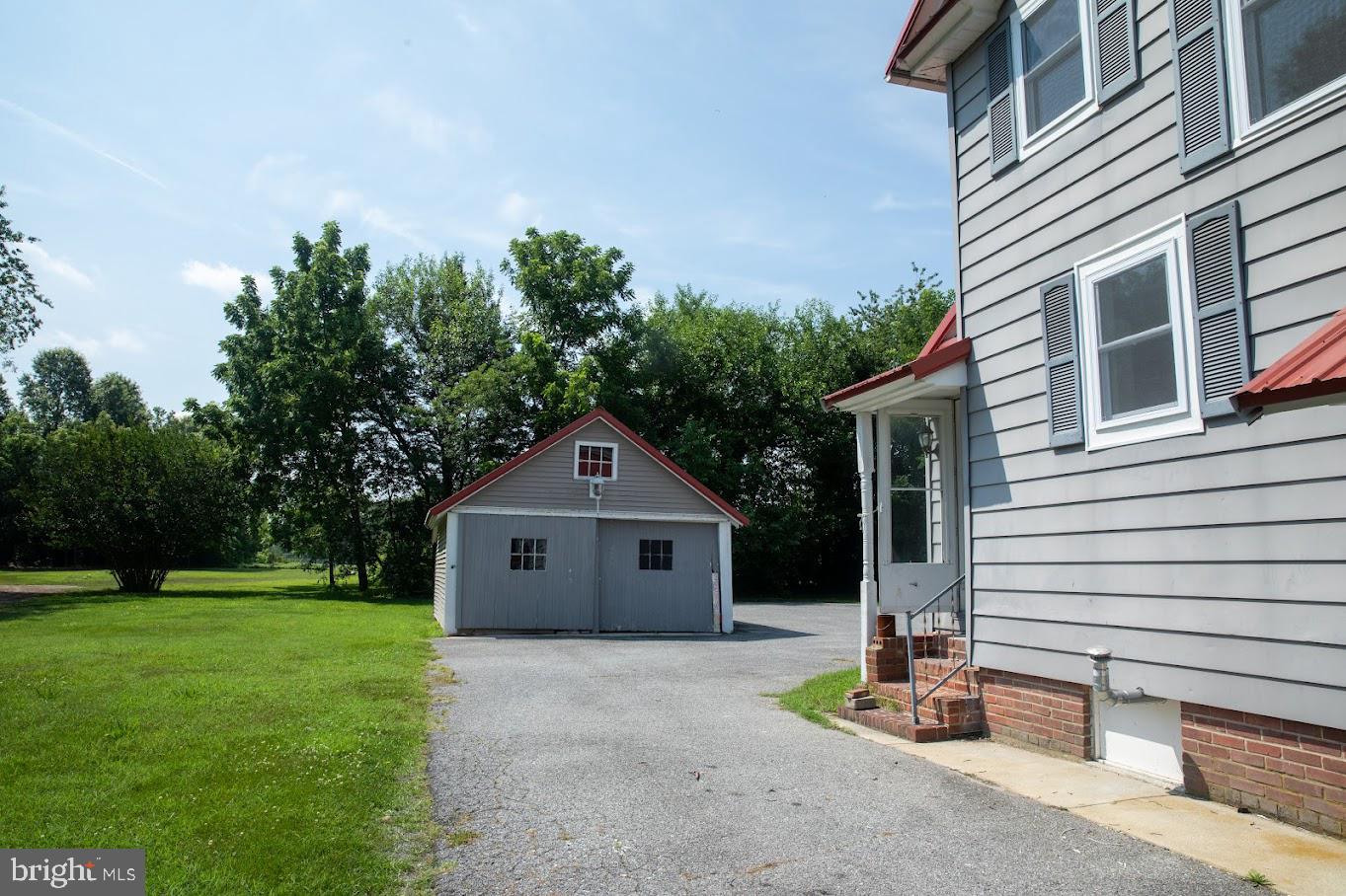 512 E Market Property Photo 4