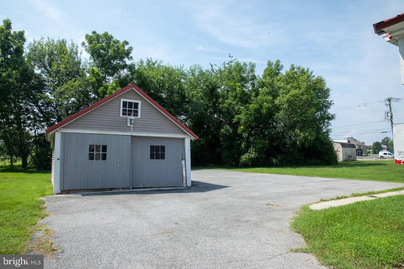 512 E Market Property Photo 5