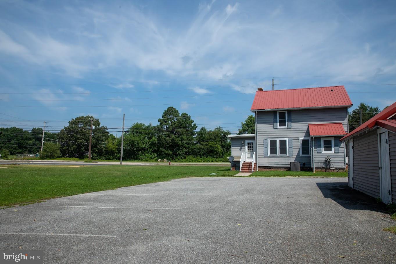 512 E Market Property Photo 6
