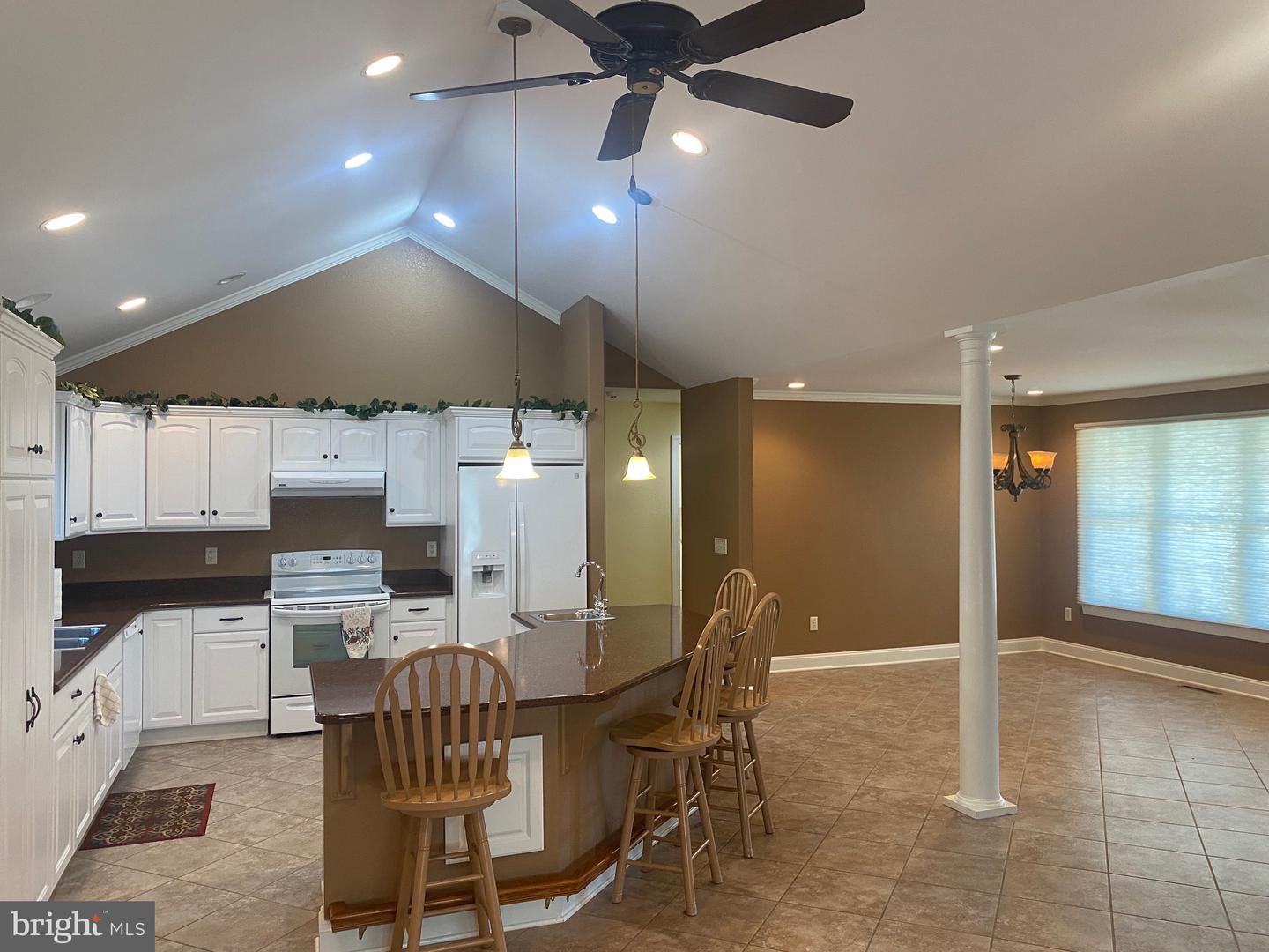 314 E 5th St Property Photo 6