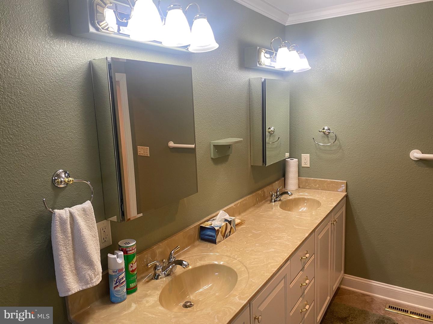 314 E 5th St Property Photo 18