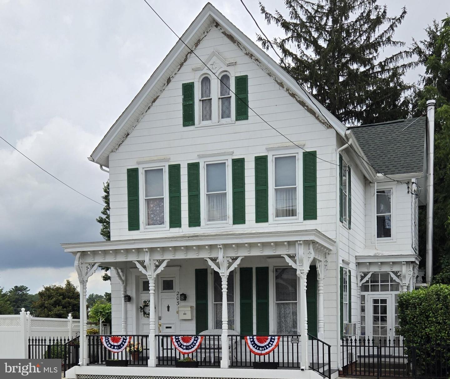 203 SE FRONT ST