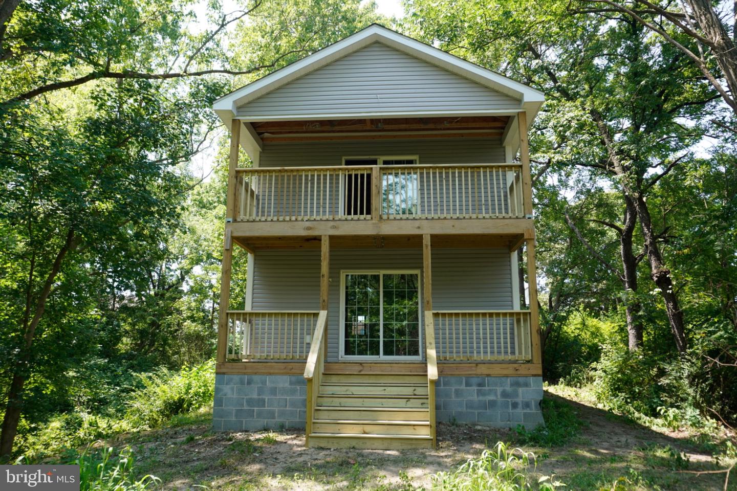 1115 W 6TH ST Property Photo 1