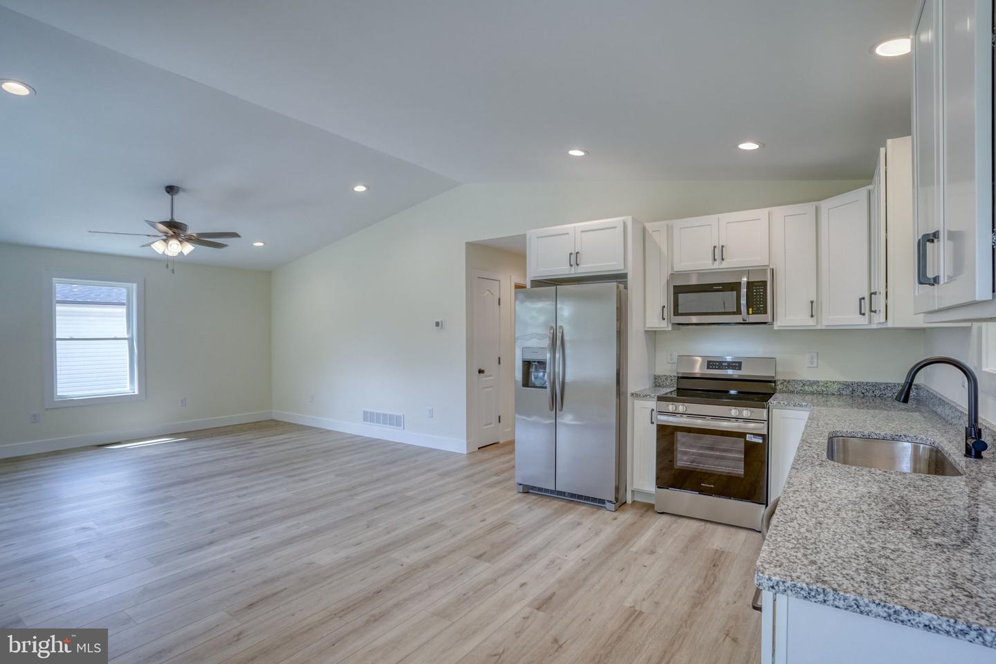 207 Charles Way Property Photo 5