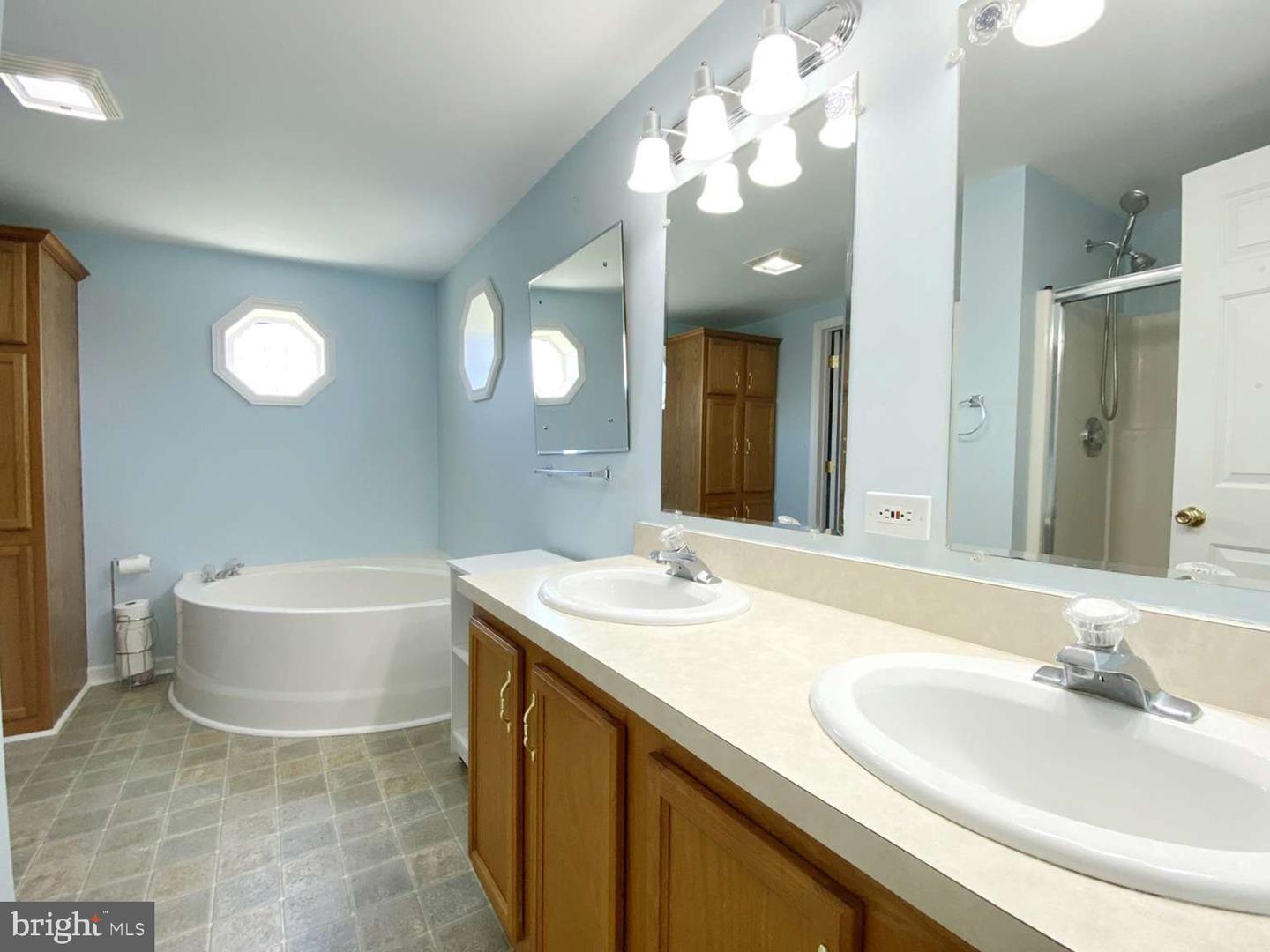 4 Mayfair Ln Property Photo 17